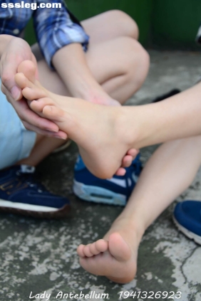 [战前女神]恋足美腿摄影套图093 [123P195M]