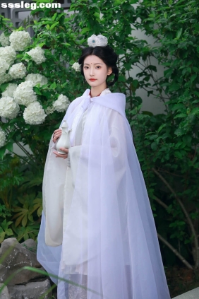 [YITUYU艺图语]2025.05.16 木绣球下的神女 南瓜粥[15P58M]