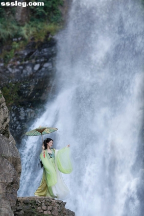 [YITUYU艺图语]2025.08.09 瀑布写真 小温暖想要个大太阳[15P218M]