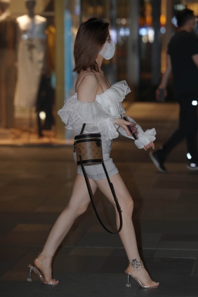 街拍作品 露背装牛仔裙[42P+2V771M]