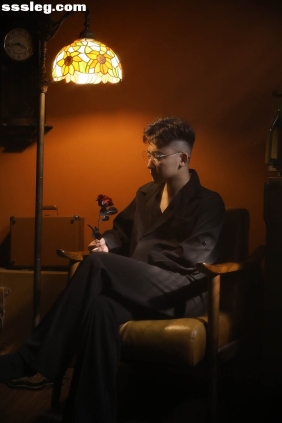 [YITUYU艺图语]2025.11.08 玫瑰溺于黑夜 娄格拉底[15P64M]