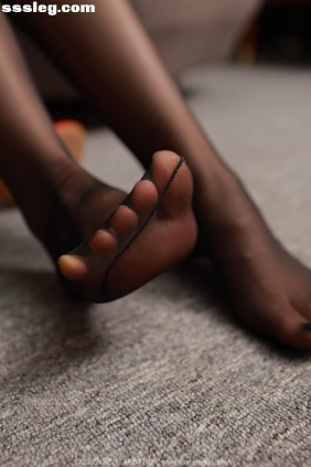 [IESS异思趣向] 丝享家2128 小金 美腿女秘(上)[91P95M]