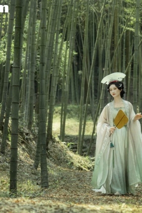 [YITUYU艺图语]2025.10.21 北宋仕女 等肩冠 冰皮月亮蛋~[9P250M]