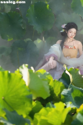 [YITUYU艺图语]2025.10.24 荷香沁骨 美人入画 出门拍照的小小...