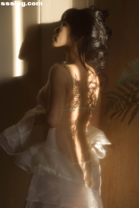 [YITUYU艺图语]2025.10.15 捕捉光影 Quinnao巧阿[9P28M]