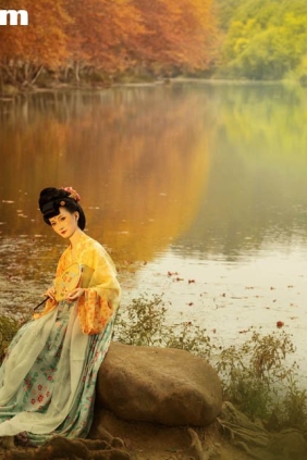 [YITUYU艺图语]2025.10.30 秋的一些色彩 冰皮月亮蛋~[10P317M]