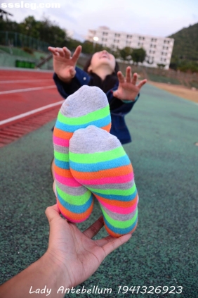 [战前女神]恋足美腿摄影套图080 [132P288M]