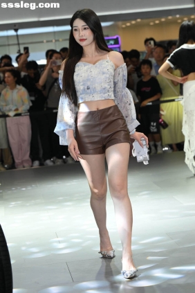 街拍作品 热裤大白腿[75P1.37G]