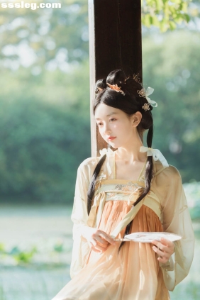 [YITUYU艺图语]2025.11.07 云天收夏色 奥特有点慢[30P299M]