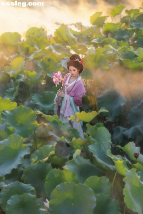 [YITUYU艺图语]2025.11.02 荷池烟 不听山[9P105M]