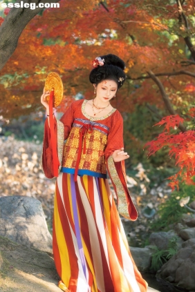 [YITUYU艺图语]2025.11.05 唐 红枫 不听山[18P410M]