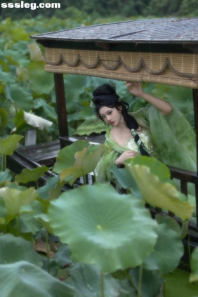 [YITUYU艺图语]2025.11.10 荷绿 落雨清玲[13P102M]