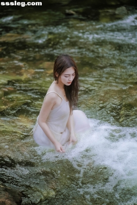 [YITUYU艺图语]2025.07.28 黄裙逐溪水花漫 颖儿YY[25P0.98G]