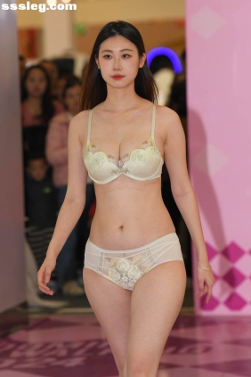 街拍作品 内衣展13[74P1.56G]