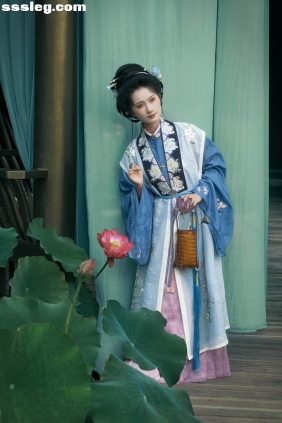 [YITUYU艺图语]2025.11.13 风吻荷梢时听见了莲的低语 徐雨青[9P...