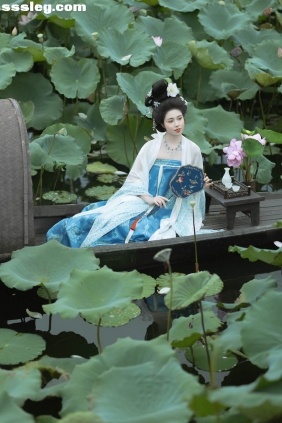 [YITUYU艺图语]2025.08.30 荷间独酌 猫酱[44P474M]