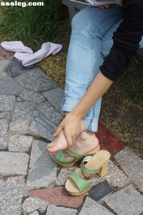 自由摄影 No.089 石凳上按摩玉足[55P157M]