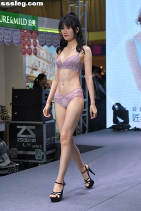 街拍作品 内衣展19[84P2.28G]
