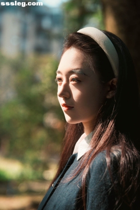 [YITUYU艺图语]2026.03.19 当深黑制服的沉静遇上山茶花的热烈 ...