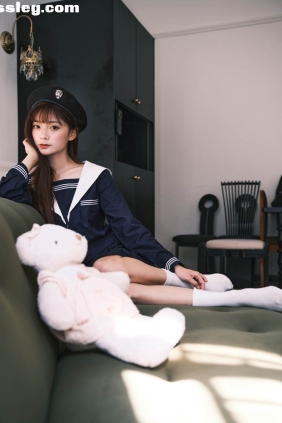 [YITUYU艺图语]2026.03.01 水手服少女与小熊娃娃的午后 小山早...